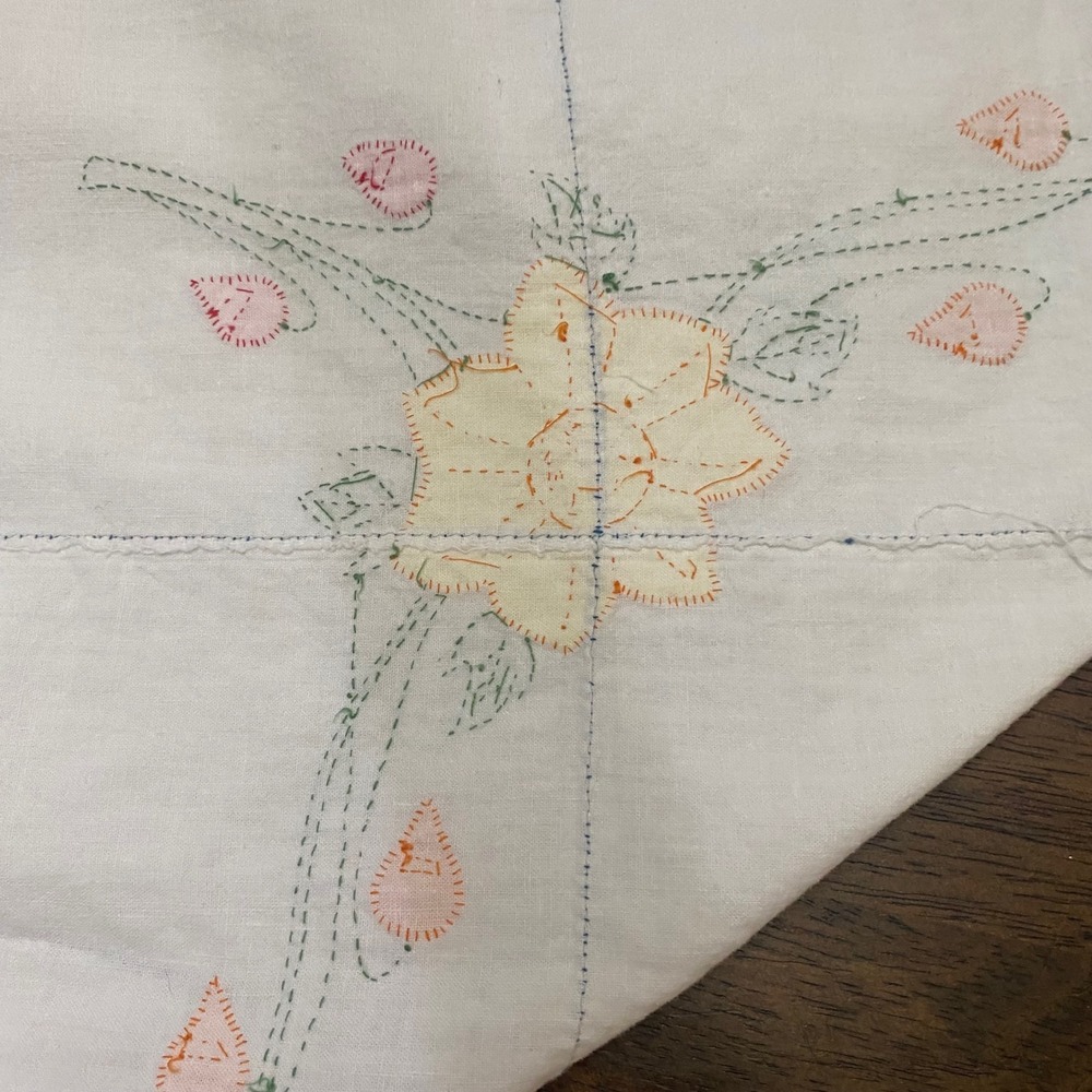 Vintage Hand Stitched Floral Applique Tablecloth and 3 Scalloped Napkins - Picture 7 of 10